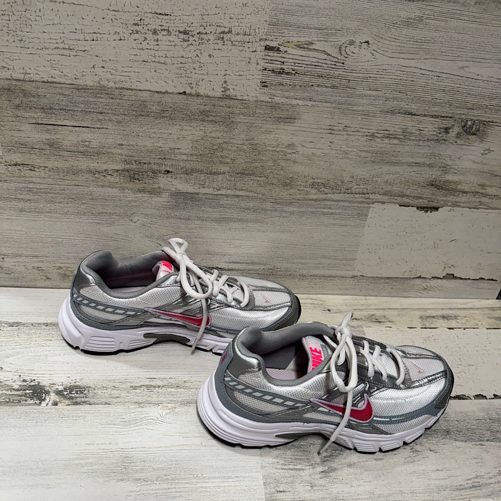 NIKE Tennis shoes. Size 6.5
Worn once. Gray/Pink/Silver
